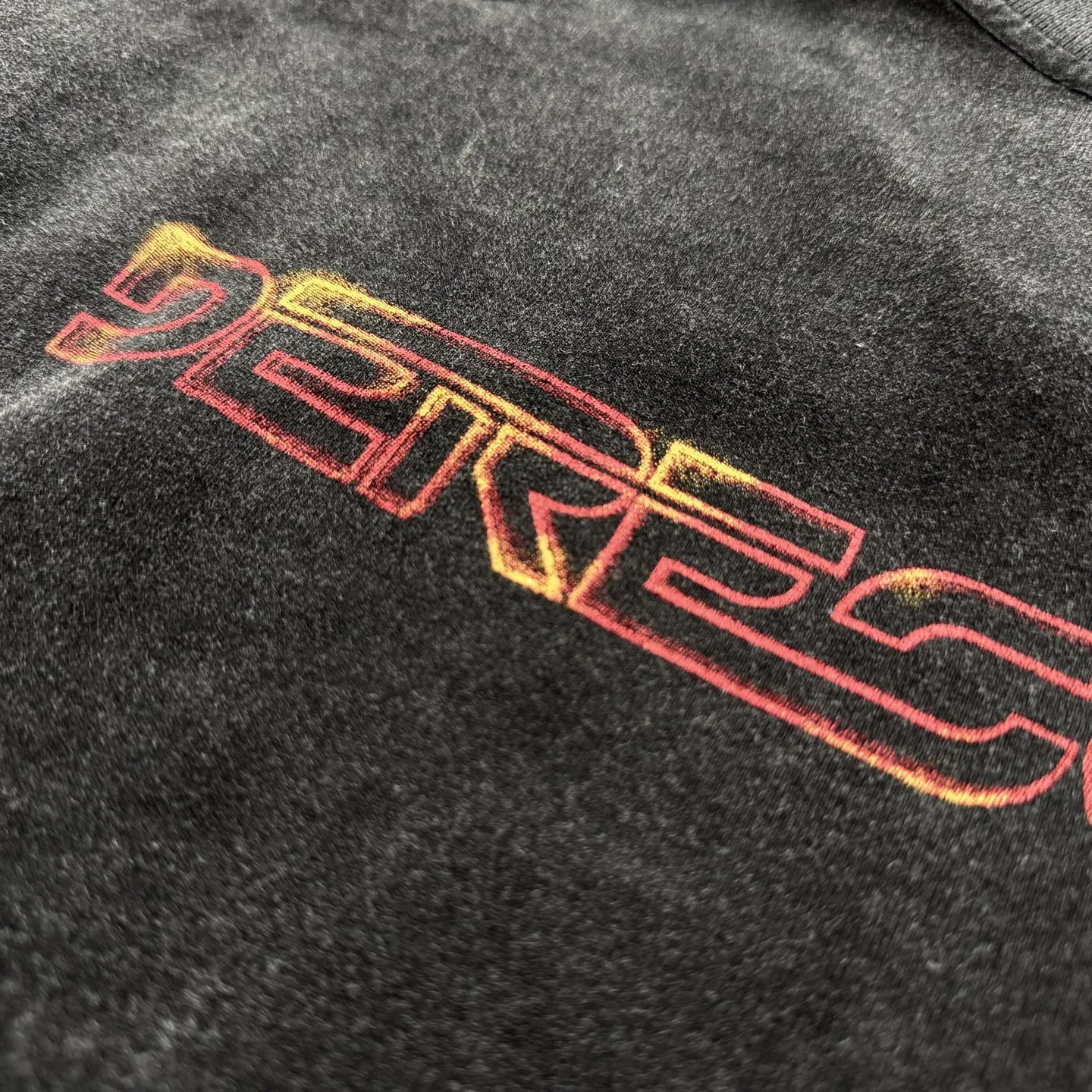 P138 # CTS-107 Saint 26SS "TRON ARES God of War Ares" limited edition. 260g heavyweight pure cotton fabric after washing. Retro single-stitch heaven and earth stitch technology + sandblasting and yeast washing to fade + hand-cut ribs. Size: S M L XL Customized 260g gram weight 100% cotton special washed fabric that is consistent with the original. With the blessing of imitation sun-drying, heavy sandblasting and fading + edge grinding + Assute fermentation and washing, the cotton feel on the surface of the fabric is well presented. Both the texture and feel are ceiling level. After the ready-made garments undergo a series of heavy washing and distressing processes, the retro and high-end sense of the entire garment is directly to the top. The garment making process of the entire garment adopts Saint The most common and complex single-needle sewing process (commonly known as single-thread heaven and earth stitch) among vintage vintage brands such as Michael. The movie "TRON: ARES" is very deep in concept and theme. It subverts the previous setting of the series of "human beings entering the digital world" and instead focuses on "digital existence entering reality". It takes the "emergence" process of Ares ARES from pure program to awakening consciousness as the core, and integrates the concept of "emergence" in biology and informatics. It also uses elements such as Gnostic mythology and Jewish "golem" legends to sublimate the story from a cyberpunk adventure to a philosophical allegory that explores the relationship between human nature and technology. This profound ideological core far exceeds other works of the same type.